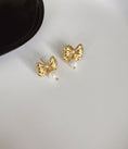 Load image into Gallery viewer, Bow pearl stud
