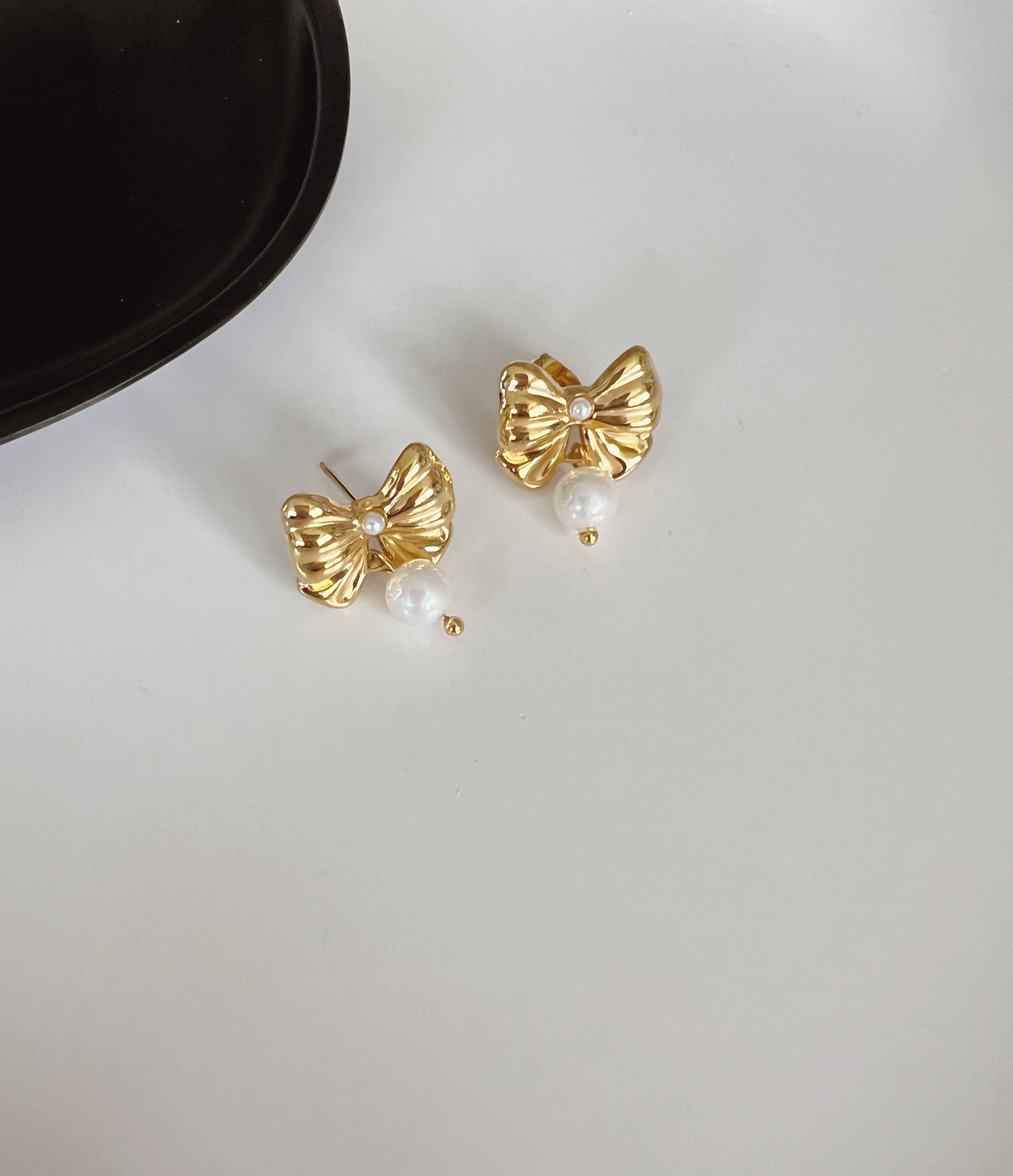Bow pearl stud