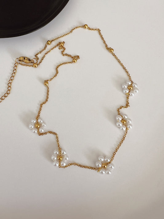 Flower pearls necklace