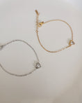 Load image into Gallery viewer, Delicate  heart bracelet
