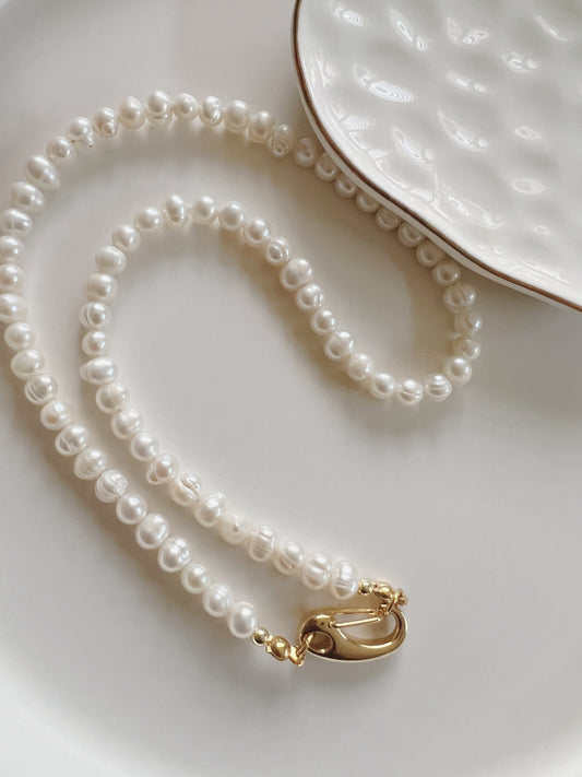 Classy pearl necklace