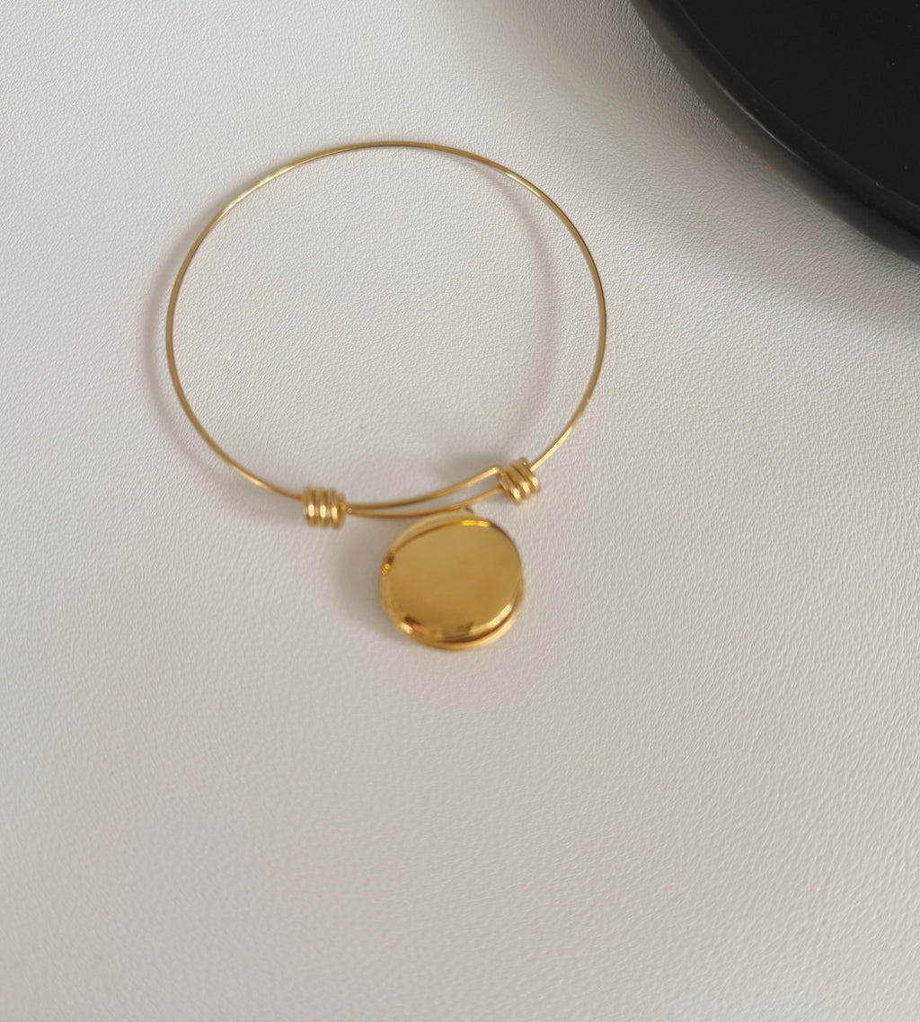 Round photo necklace
