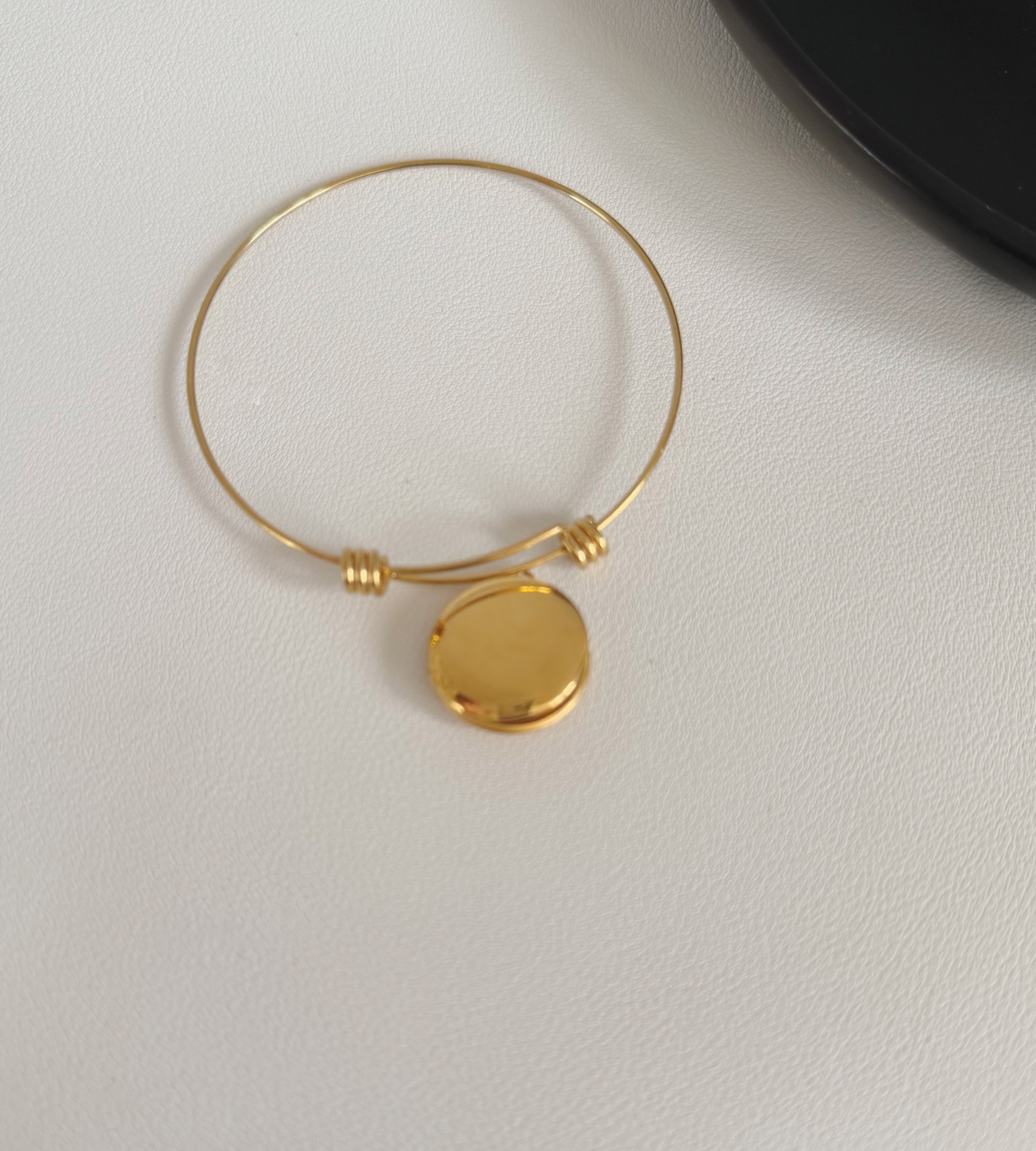 Round photo necklace