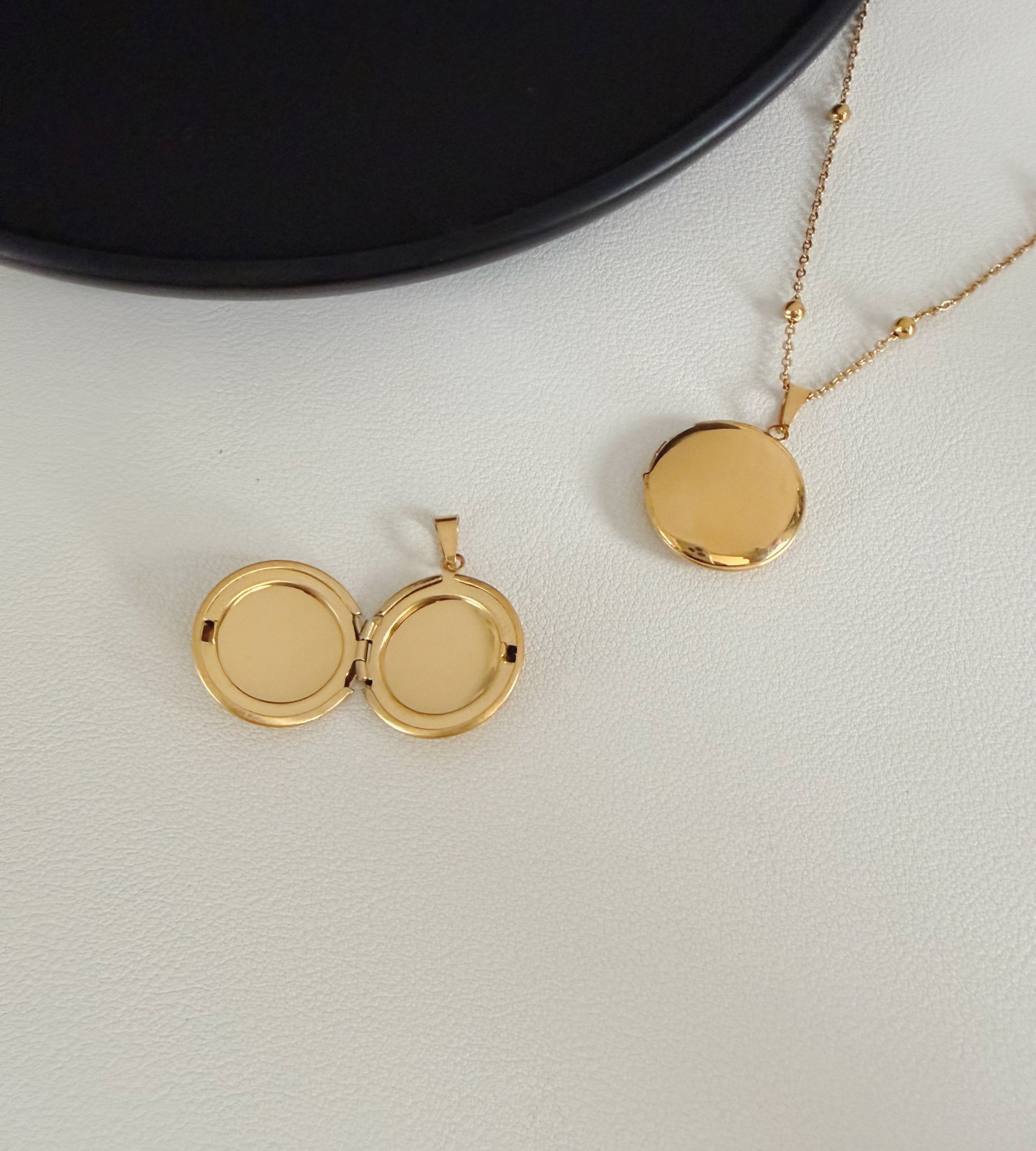 Round photo necklace