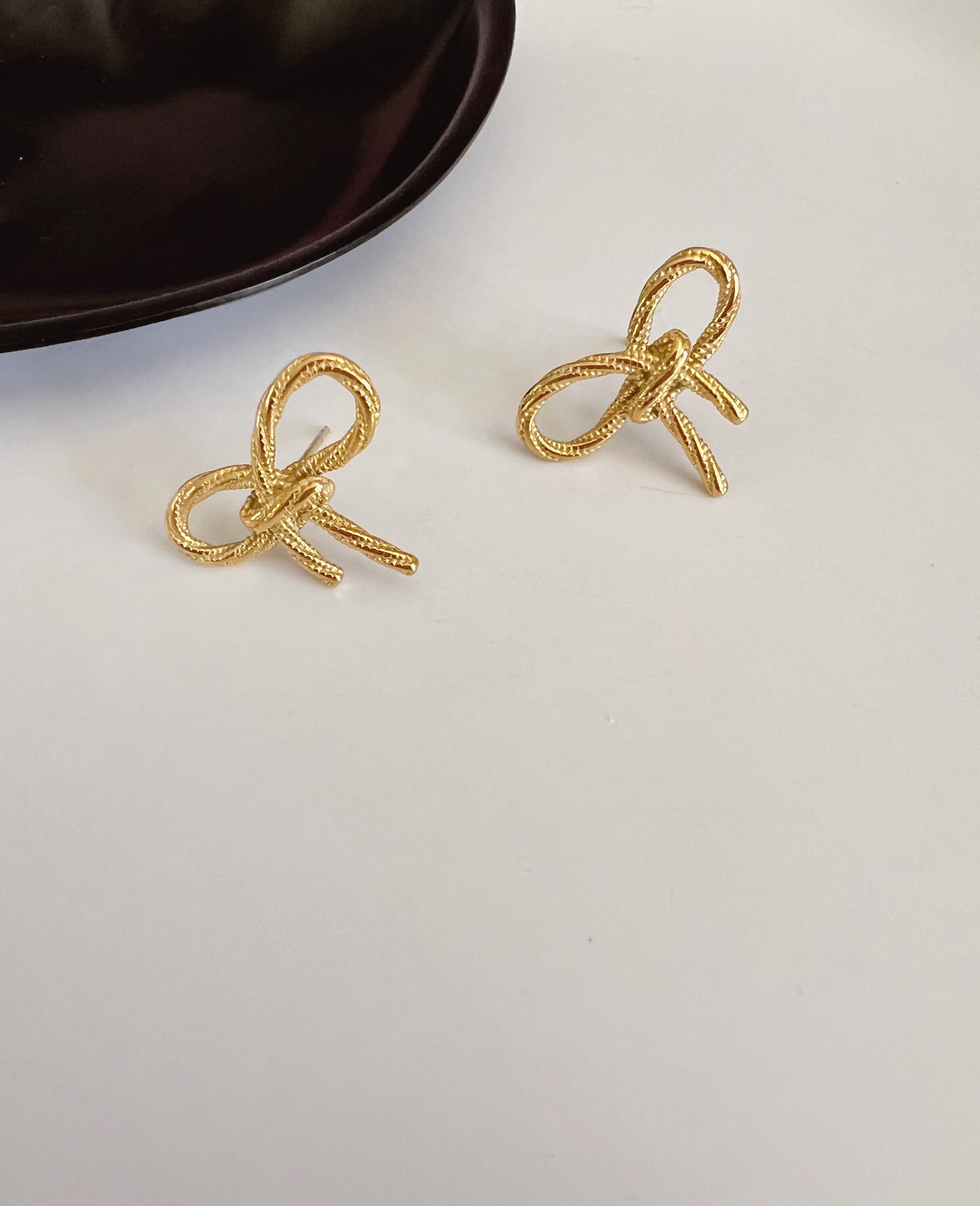 Knot bow studs