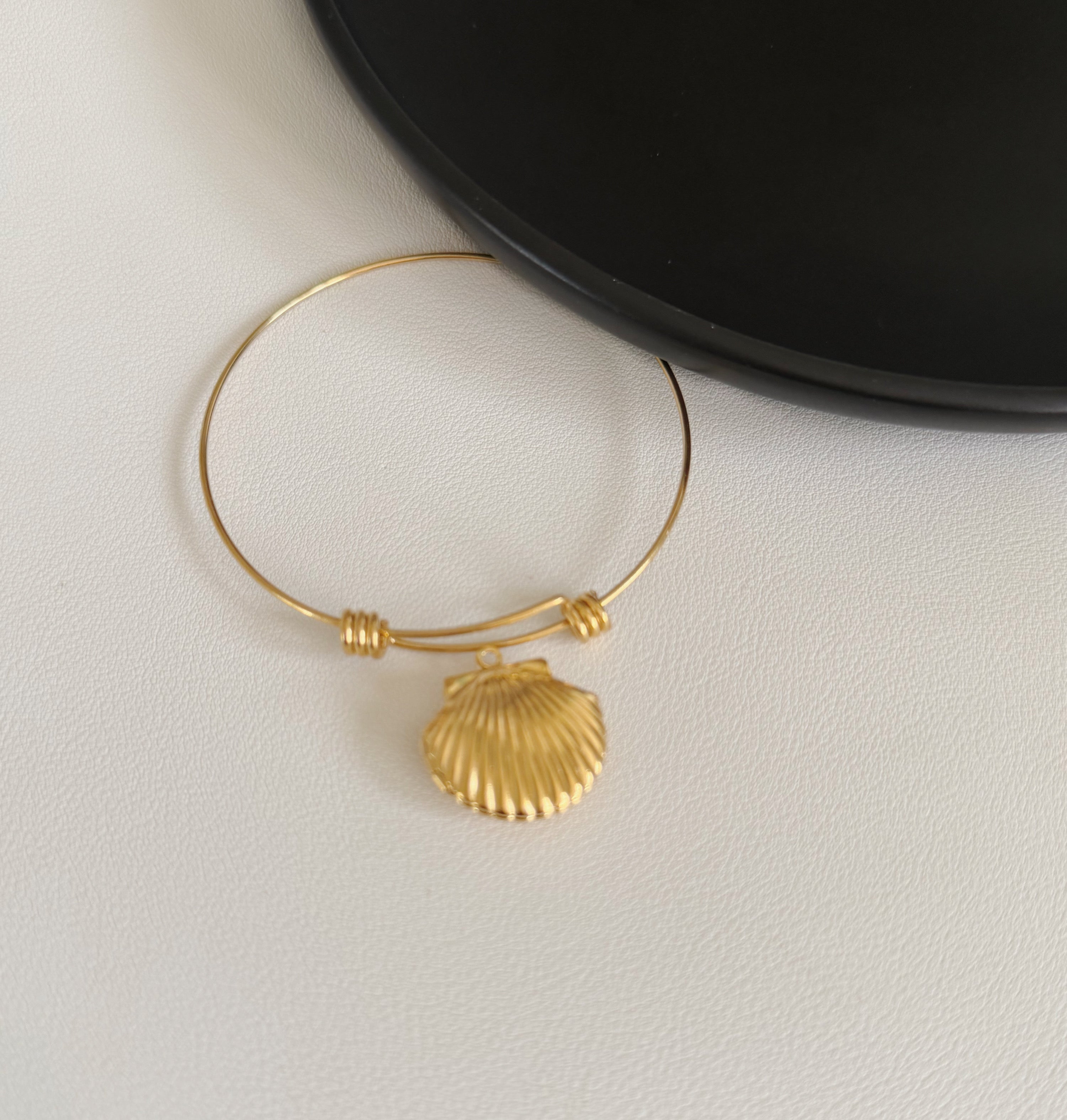 Shell photo necklace