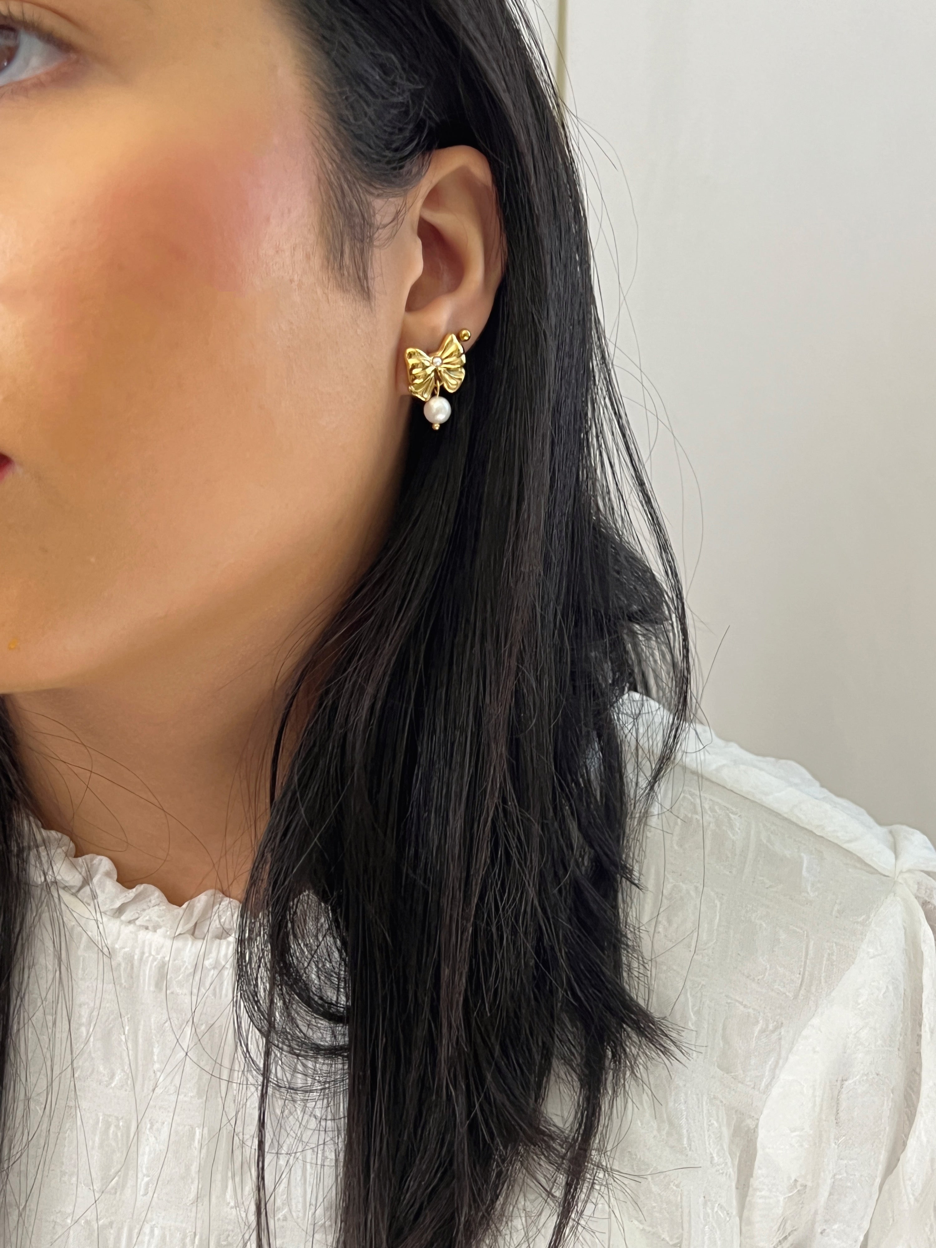Bow pearl stud