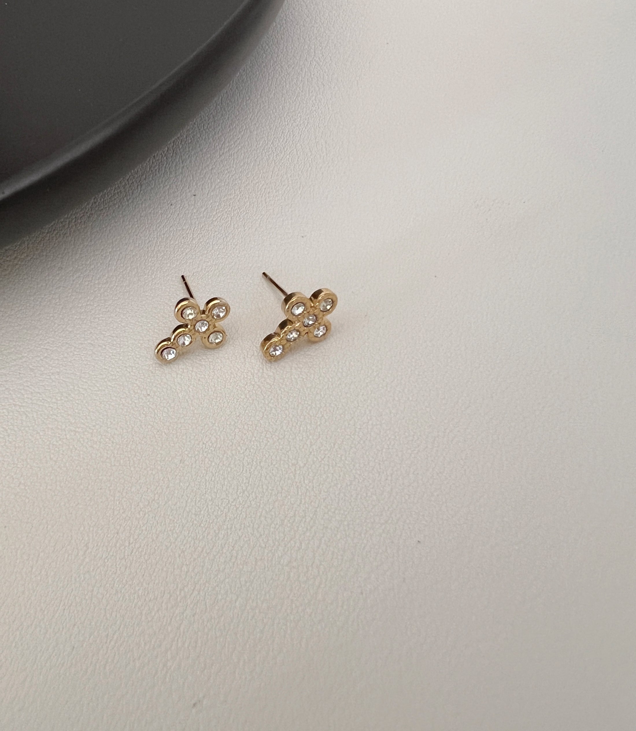Cross zircone studs