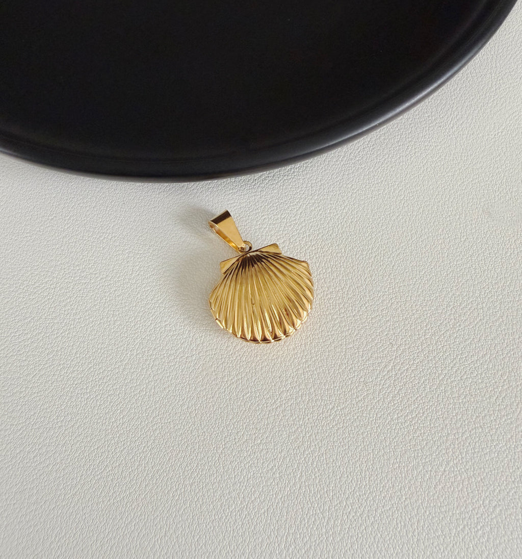 Shell photo necklace