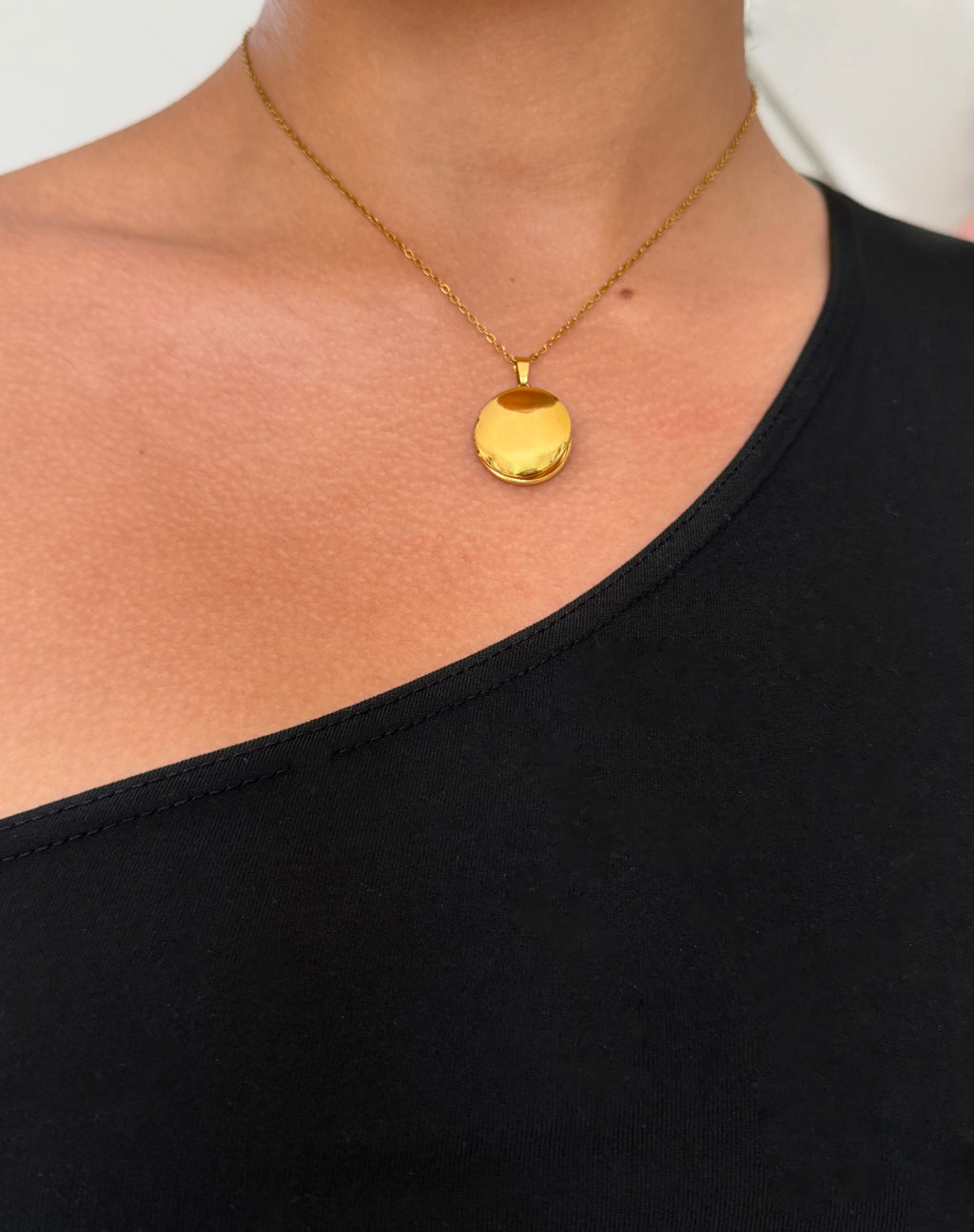 Round photo necklace