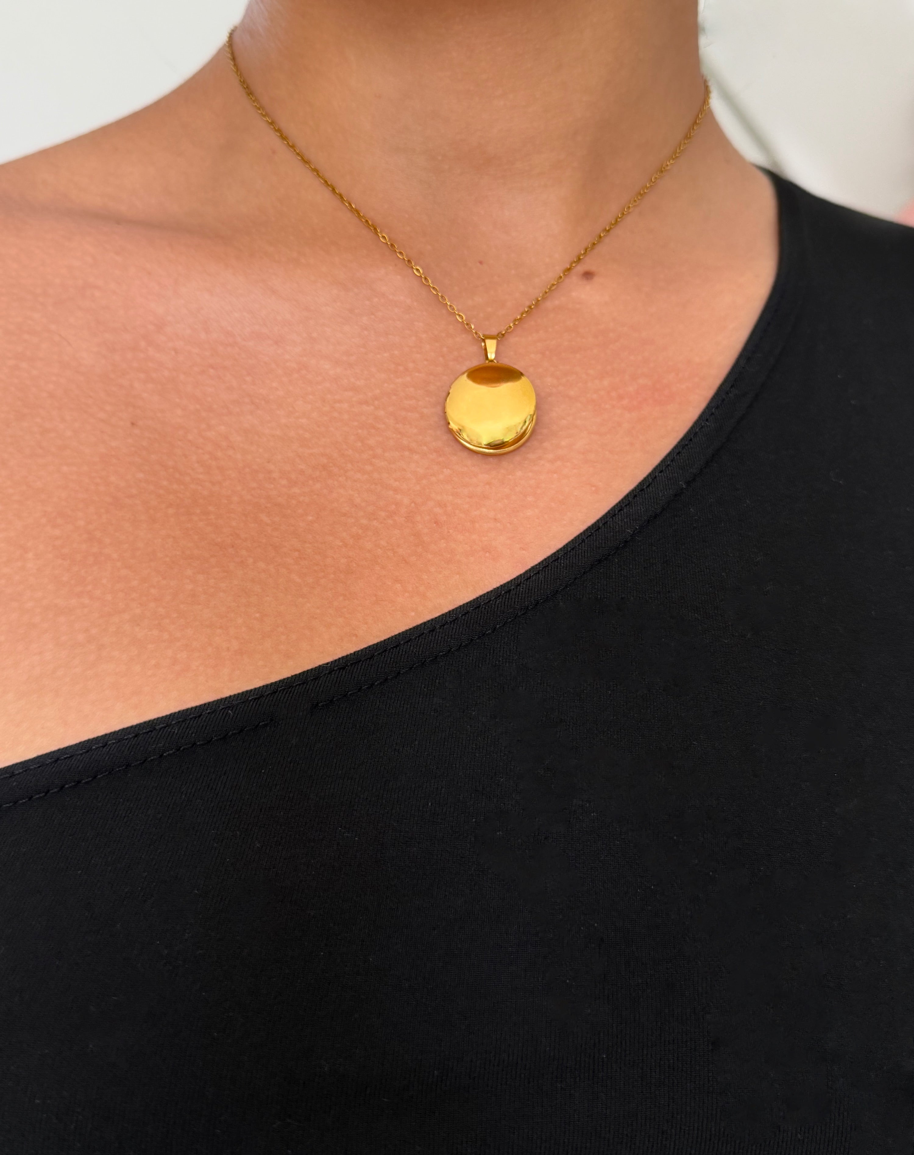 Round photo necklace