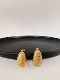 Load image into Gallery viewer, Ive earrings
