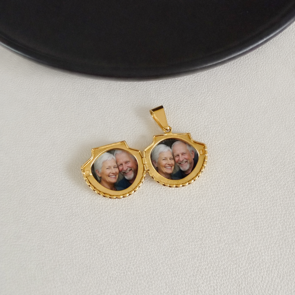 Shell photo necklace