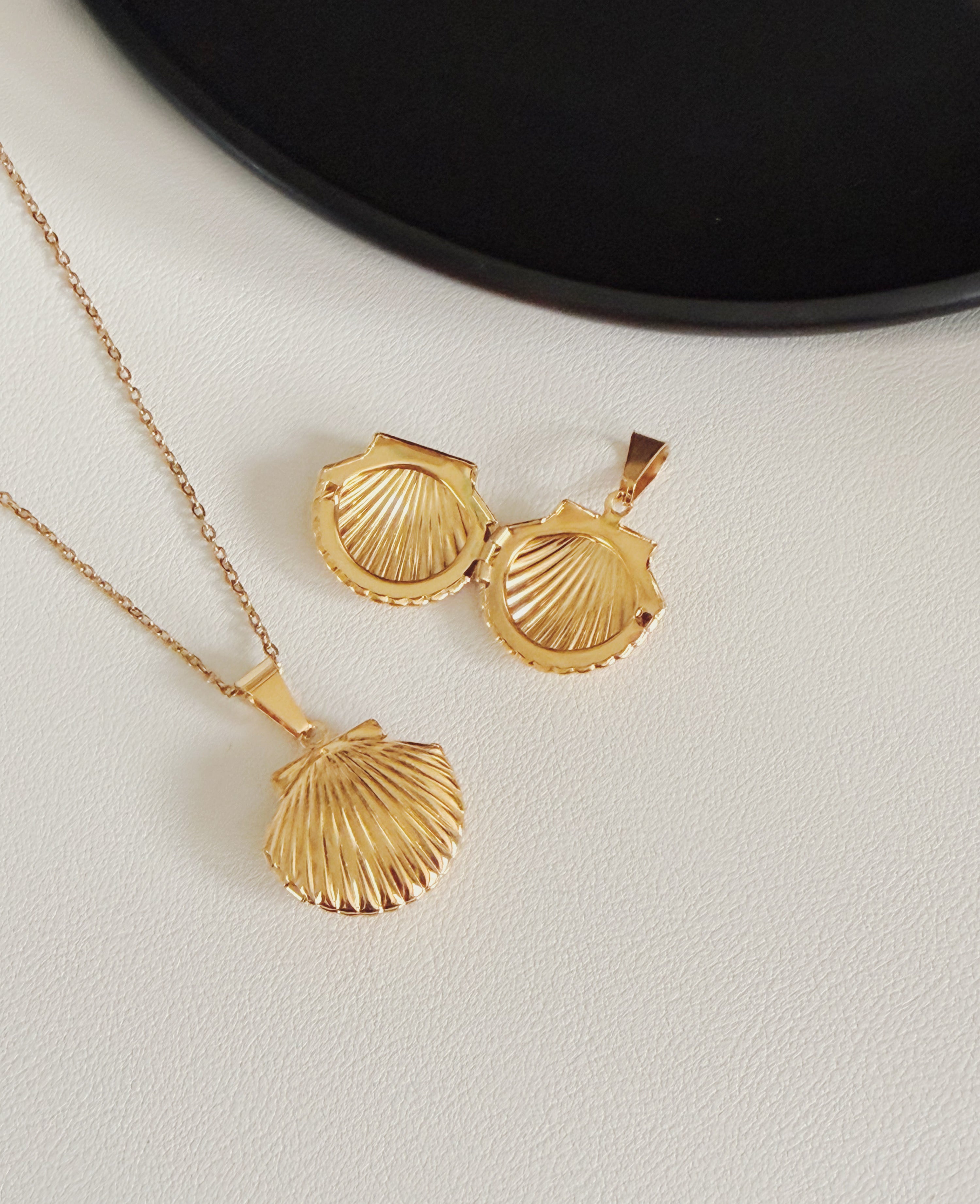 Shell photo necklace